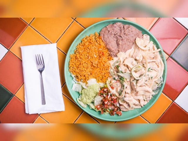 Pollo a la Crema (Chicken in Cream Sauce).